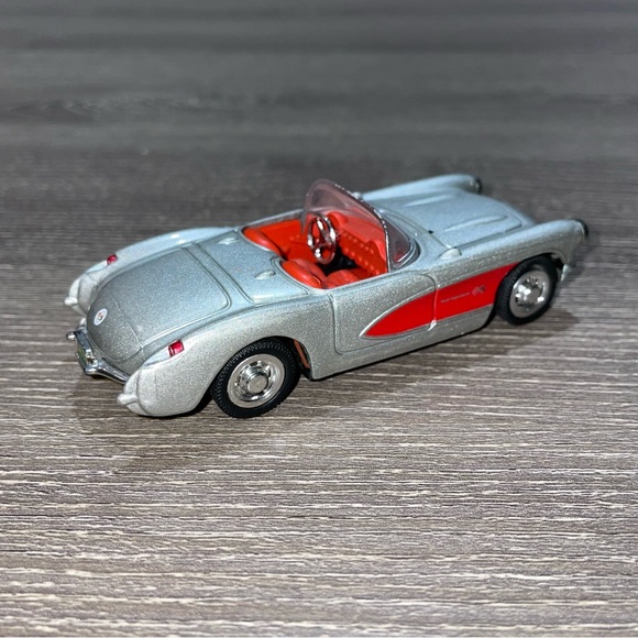 NEW RAY 1967 Chevy Corvette Silver Red Convertible Diecast Model Car 1/43 Scale - Picture 5 of 9
